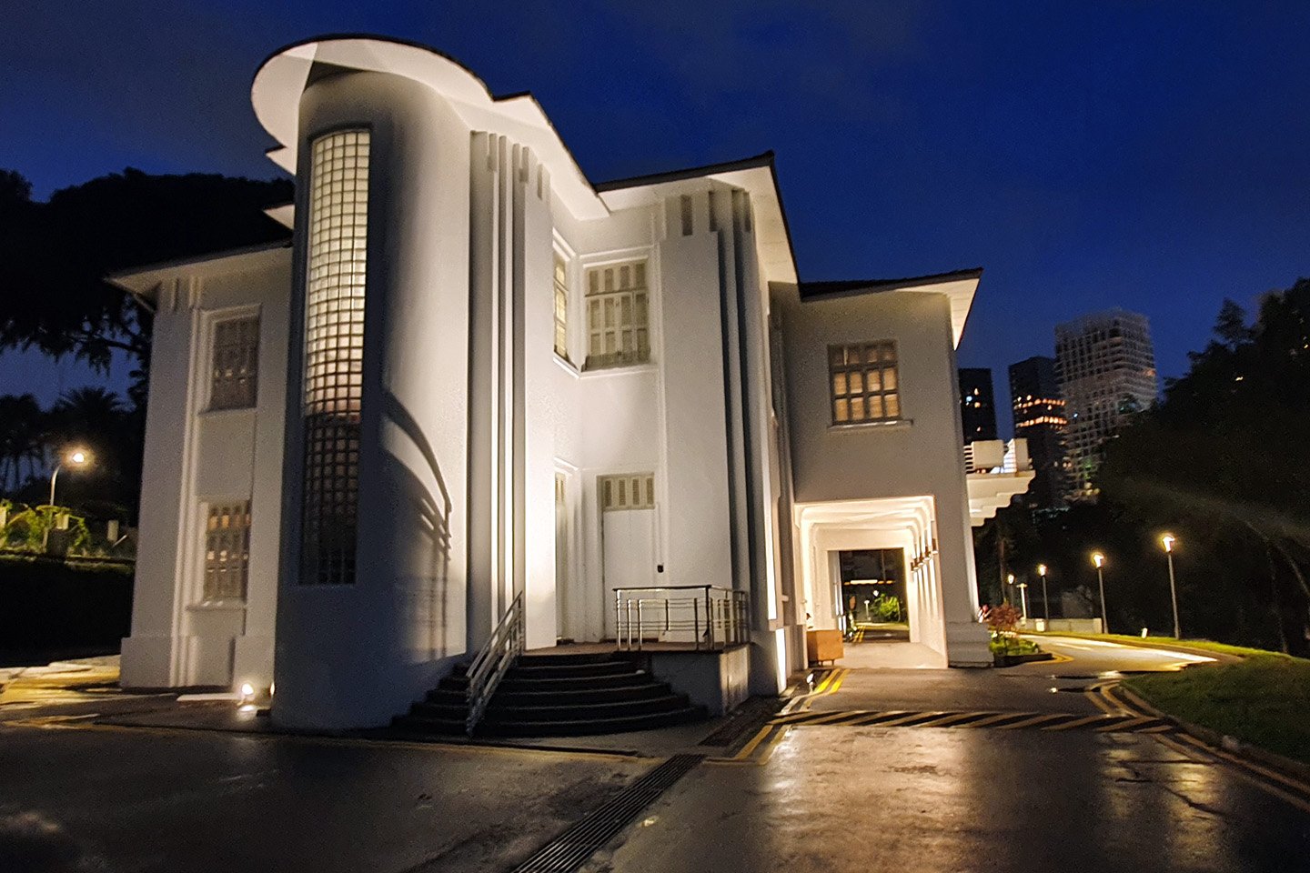 EHL Campus Singapore by night 2